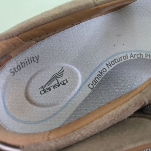 Clarks Un Adorn Nubuck Suede Neutral Beige Mary Jane Comfort Shoe Size 9M - Picture 9 of 13